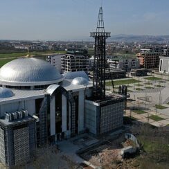 Kartepe Kent Meydanı Camii'ne çelik minare