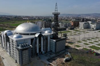 Kartepe Kent Meydanı Camii'ne çelik minare