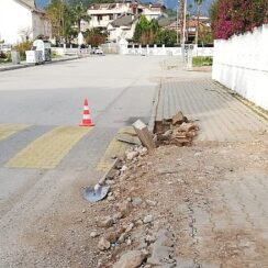 Kemer'de yol ve kaldırım çalışmaları sürüyor