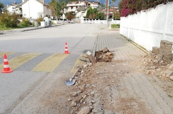 Kemer'de yol ve kaldırım çalışmaları sürüyor