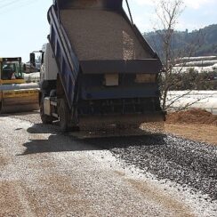 Kumluca Ortaköy'de deforme olan yollar asfaltlanıyor