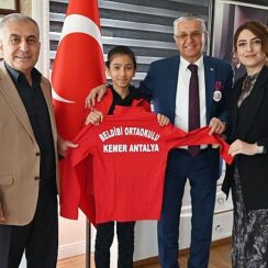 Masa tenisi sporcularından Başkan Topaloğlu'na ziyaret