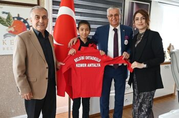 Masa tenisi sporcularından Başkan Topaloğlu'na ziyaret