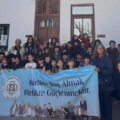 Muğla Büyükşehir Belediyesi Yaşlılara Saygı Haftası'nı Türk Sanat Müziği Korosu konseri, ebru sanatı, sinema, sohbet ve ziyaretlerle kutladı