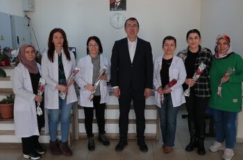 Nevşehir Belediye Başkanı Dr. Mehmet Savran, sağlık kuruluşlarını ziyaret ederek sağlık çalışanlarının 14 Mart Tıp Bayramı'nı kutladı