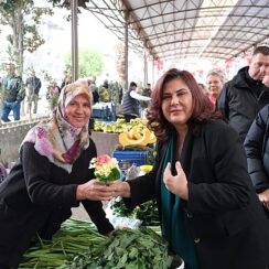 Özlem Çerçioğlu, Sultanhisar Belediye Başkanı Osman Yıldırımkaya ile birlikte Ata Tohumlarından üretilen fidelerin Atça'da dağıtımını yaptı