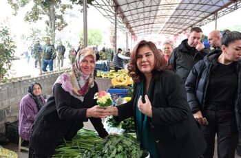 Özlem Çerçioğlu, Sultanhisar Belediye Başkanı Osman Yıldırımkaya ile birlikte Ata Tohumlarından üretilen fidelerin Atça'da dağıtımını yaptı