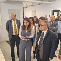 Prof. Dr. Naci Görür İzmir'deki yapı ve zemin laboratuvarını ziyaret etti