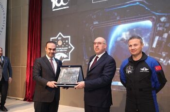 Sanayi ve Teknoloji Bakanı Mehmet Fatih Kacır ve Türkiye Milli Uzay Programı Kapsamında Uzaya gönderilen ilk Türk Astronot Alper Gezeravcı DEÜ'lü Gençlerle Bir Araya Geldi