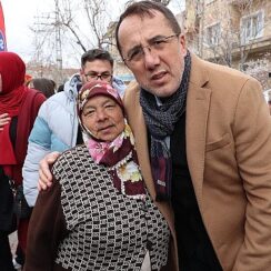 Seçim çalışmalarını sürdüren AK Parti Nevşehir Belediye Başkan Adayı Dr. Mehmet Savran, gittiği her yerde halkın yoğun ilgisi ile karşılanıyor