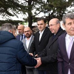 Selçuklu Belediye Başkanı Ahmet Pekyatırmacı Cuma Buluşmaları kapsamında Horozluhan Mahallesi 1. Organize Sanayi Saray Camii'nde vatandaşlarla buluştu