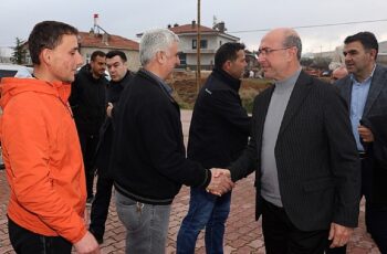 Selçuklu Belediye Başkanı Ahmet Pekyatırmacı, ilçede bulunan 12 dış mahalleyi ziyaret ederek vatandaşlarla bir araya geldi