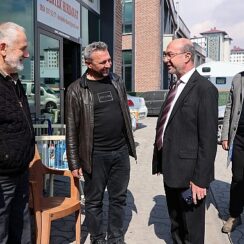 Selçuklu Belediye Başkanı Ahmet Pekyatırmacı, ilçenin farklı noktalarında vatandaşlarla buluşmaya devam ediyor. Başkan Pekyatırmacı, Tırsan Sanayi Sitesi'nde esnaf ziyaretleri gerçekleştirdi