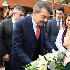 Selçuklu Belediyesi tarafından Sille Mahallesi'ne kazandırılan Sille İlkokulu'nun resmi açılışı Milli Eğitim Bakanı Prof. Dr. Yusuf Tekin'in katıldığı program ile gerçekleştirildi