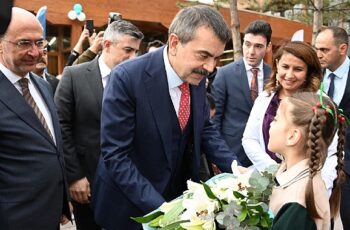 Selçuklu Belediyesi tarafından Sille Mahallesi'ne kazandırılan Sille İlkokulu'nun resmi açılışı Milli Eğitim Bakanı Prof. Dr. Yusuf Tekin'in katıldığı program ile gerçekleştirildi