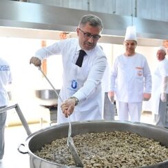 Üsküdar'da Dev Kazanlar Ramazanda İftar İçin Kaynıyor 10 Ayrı Noktada 30 Bin Kişiye Sıcak Yemek Dağıtılıyor