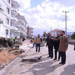 Yeniceköy'de Yol Kaplama Ve Tretuvar Çalışmaları Sürüyor