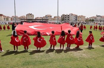 23 Nisan Ulusal Egemenlik ve Çocuk Bayramı, Kemal Kaynaş Stadyumu'nda düzenlenen törenlerle kutlandı