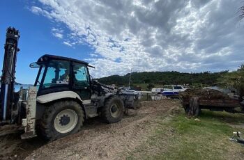 Ayvalık Belediyesi park ve bahçeler, temizlik ve fen işleri müdürlüklerine bağlı ekipler kent genelinde yaz sezonuna hazırlık çalışmalarını kesintisiz sürdürüyor