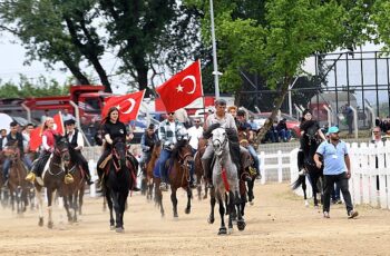 Başkan Aydın, at üstünde halkı selamladı