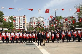 Başkan Böcek koltuğunu   çocuk başkana devretti