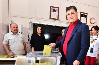 Başkan Cemil Tugay İzmir Tabip Odası seçimlerinde oyunu kullandı