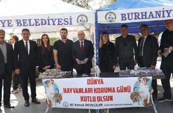 Başkan Deveciler Dünya Sokak Hayvanları Gününü Hayvanseverler İle Kutladı