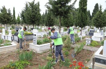 Burhaniye Belediyesi, yaklaşan Ramazan Bayramı dolayısıyla ilçede bulunan tüm mezarlıklarda bakım ve düzenleme çalışmalarında sona geldi