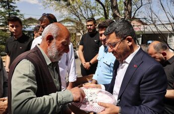 Cuma namazını Lale Sanayi Sitesi'nde bulunan Lale Camii'nde kılan Belediye Başkanı Rasim Arı, sanayi esnafı ile bir araya geldi