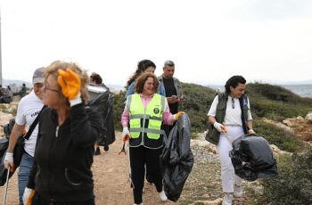 Didim'de, Didim Belediyesi ekipleri ve Didim Plogging Grubu üyeleri ile birlikte kıyı temizliği çalışması yapıldı.