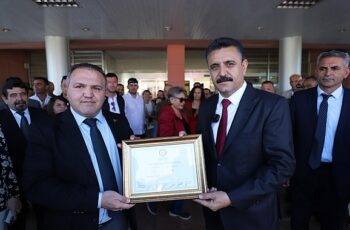 Dikili Belediye Başkanı Adil Kırgöz Mazbatasını Aldı