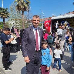 Gölcük Belediyesi'nin Ramazan Bayramı kapsamında Anıtpark'ta hazırladığı oyun alanını dolduran çocuklar, coşku içerisinde doyasıya eğlendiler