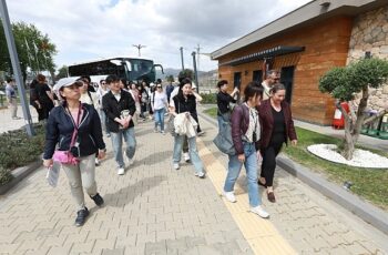 Güney Kore'nin Sancheong-Gun kentinin belediye çalışanları Efes Tarlası Yaşam Köyü'nü ziyaret etti