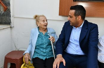 Huzurevlerine gülümseten ziyaretler Çiğli Belediye Başkanı Onur Emrah Yıldız “Bir dokunduk, bin dua aldık"