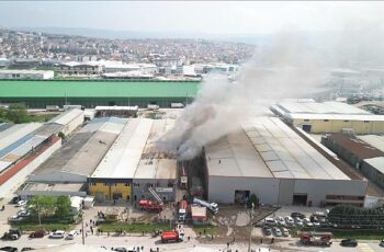 İnegöl Organize Sanayi Bölgesi 4. Cadde üzerinde bulunan bir sandalye üretim fabrikasında sabah saatlerine başlayan yangın sonrası İnegöl ve Bursa'daki tüm ekipler teyakkuza geçti