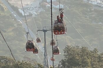 İzmir İtfaiyesi teleferikte mahsur kalanlar için kurtarma çalışmalarına katıldı