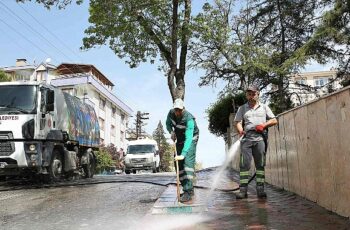 Keçiören Belediyesi tarafından ilçedeki 51 mahallede gerçekleştirilen bahar temizliği hız kesmeden devam ediyor