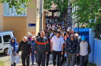 Kocaeli'nin dört bir yanından gelen doğa severler; Turizm Haftası kapsamında; Gölcük'te doğa yürüyüşünde bir araya geldi.