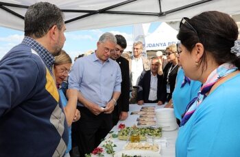 Mudanya Belediyesi Turizm Haftası etkinlikleri kapsamında Girit yemekleri ve lezzetleri Mütareke Meydanı'nda düzenlenen “Girit Mutfağı Lezzet Şöleni" etkinliğinde tanıtıldı