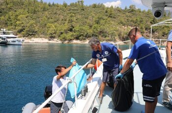 Muğla Büyükşehir Belediyesi yaz sezonunda artan deniz trafiği nedeniyle ortaya çıkabilecek kirliliği önlemek için 8 atık alım teknesi ile turizm sezonuna hazır