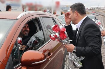 Nevşehir Belediye Başkanı Rasim Arı, Ramazan Bayramı tatilini Kapadokya'da karşılayacak yerli turistleri ve bayram için memleketlerine dönen hemşehrilerini kent girişinde karanfille karşıladı