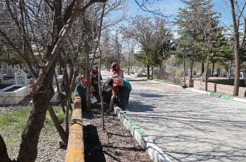 Nevşehir Belediyesi ekipleri, Ramazan Bayramı öncesi Taşlıbel ve Kaldırım Mezarlıklarında temizlik ve bakım çalışması gerçekleştirdi