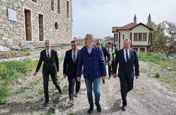 Sivas Belediye Başkanı Dr. Adem Uzun, yapımı devam eden Kale Projesi'ni yerinde inceleyerek çalışmalar hakkında bilgi aldı