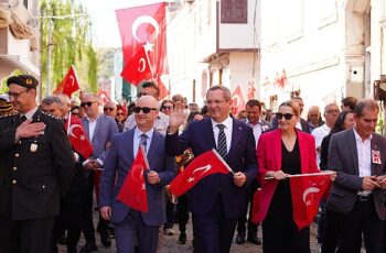 Türkiye Cumhuriyeti'nin kurucusu Gazi Mustafa Kemal Atatürk'ün Ayvalık'a gelişinin 90'ıncı yıl dönümü kutlandı. Program, Ayvalık Karayolları 29'uncu Şube Şefliği bahçesinden başladı