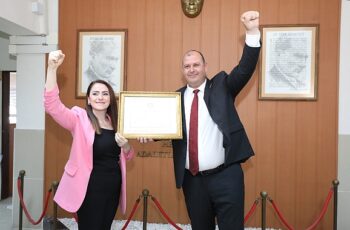 Yerel seçimlerde Menderes Belediye Başkanı seçilen İlkay Çiçek mazbatasını alarak görevine başladı