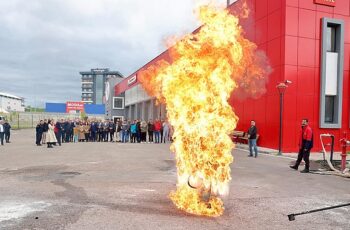 10-16 Mayıs Engelliler Haftası nedeniyle Sivas Belediyesi İtfaiye Müdürlüğü tarafından engeli bireylere yönelik yangın eğitimi verilerek tatbikat yapıldı