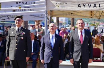 172. Alay Komutanı Yarbay Ali Çetinkaya’nın Ayvalık’ta ilk kurşun atışının 105. yıl dönümü anısına Cumhuriyet Meydanı’nda çelenk koyma töreni ardından Alibey (Cunda) Adası’nda Ali Çetinkaya büstüne çiçek bırakıldı