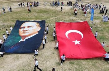 ”19 Mayıs Atatürk’ü Anma Gençlik ve Spor Bayramı” Burhaniye’de çelenk töreni ve kutlama programı etkinlikleriyle başladı