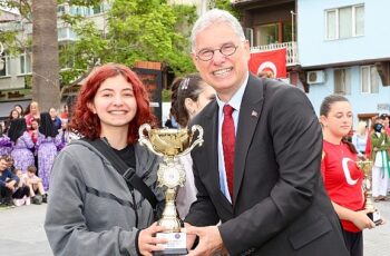 19 Mayıs Atatürk’ü Anma Gençlik ve Spor Bayramı, Mudanya’da coşkuyla kutlandı. Mudanya meydanlarını, bayram sevinci sardı