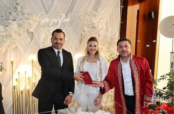 20 Temmuz İlkokulu öğrencilerinin mezuniyet programına katılan Belediye Başkanı Rasim Arı, daha sonra Büşra ve Özgür çiftlerinin nikah akitlerini kıydı